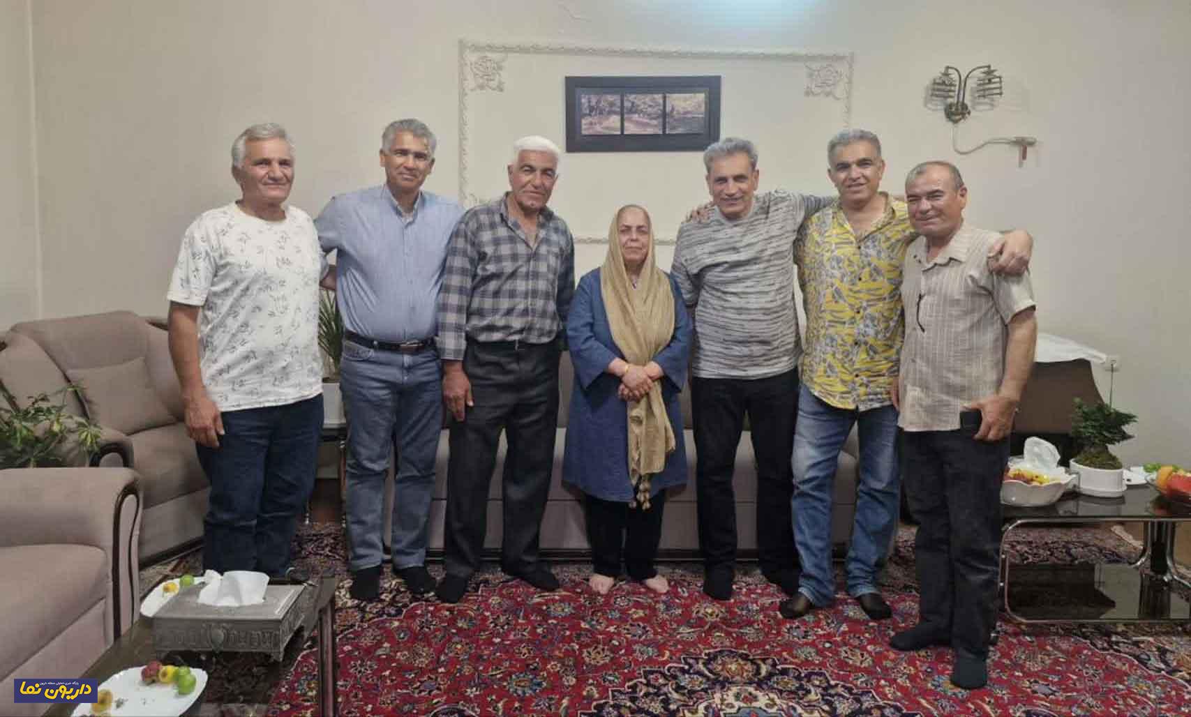 دیدار پس از ۴۵ سال؛ دانشآموزان سال ۶۰ به دیدار معلم خود رفتند